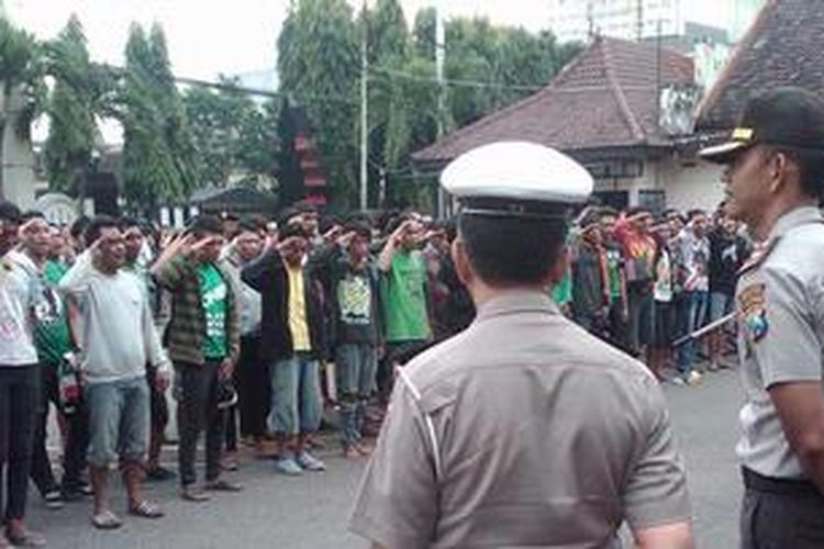 Para Bonek saat mengikuti upacara ikrar janji di Mapolres Kediri Kota, Jawa Timur, Rabu (20/2/2013).