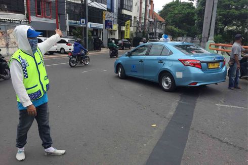 Cerita Pak Ogah Hampir Ditabrak Mobil Mewah hingga Ditendang