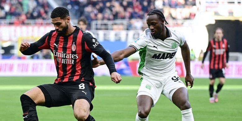 Ruben Loftus-Cheek dibayangi Ismael Kone dalam laga Liga Italia 2025-2026 AC Milan vs Sassuolo di Stadion San Siro, Minggu (14/12/2025).