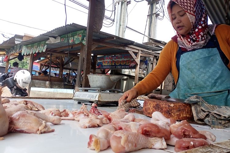 Penjual daging ayam di Pasar Tradisional, Baleendah, Kabupaten Bandung, Jawa Barat.