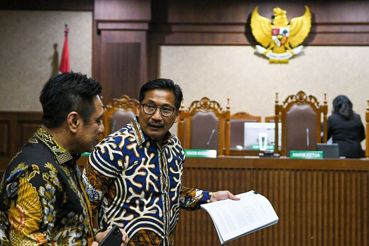 Terdakwa kasus dugaan suap dan gratifikasi Bowo Sidik Pangarso (kanan) berbincang dengan kuasa hukumnya usai menjalani sidang lanjutan di Pengadilan Tindak Pidana Korupsi, Jakarta, Rabu (20/11/2019). Sidang tersebut beragendakan pembacaan nota pembelaan pribadi (pledoi). ANTARA FOTO/M Risyal Hidayat/pras.