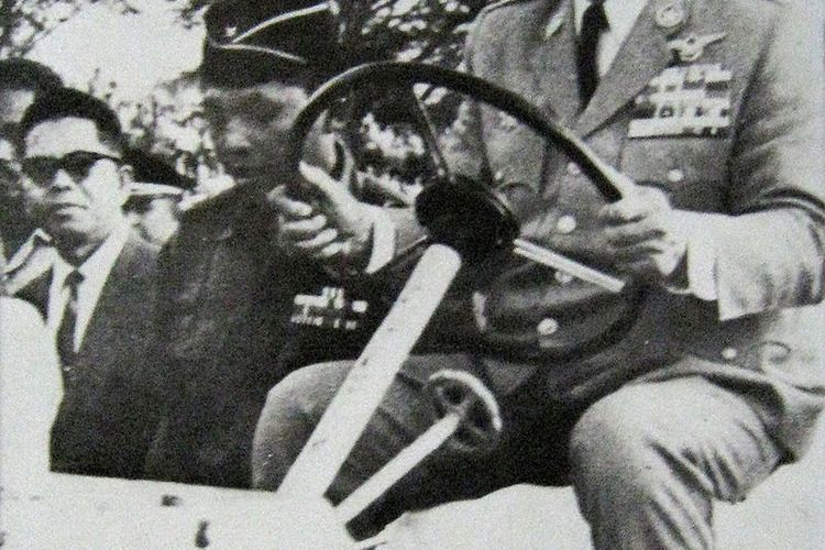 Presiden Sukarno menginspeksi konstruksi Monumen Nasional (Monas) di Jakarta. Sukarno didampingi arsitek Soedarsono. Foto diambil sekitar 1963-1964.