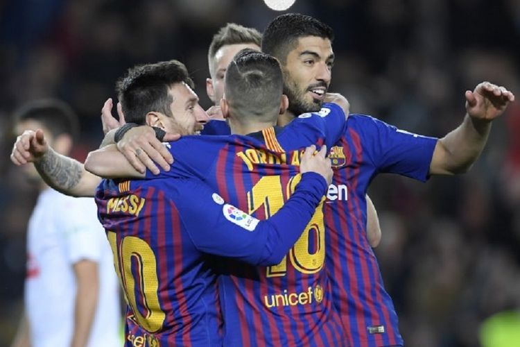 Lionel Messi, Ivan Rakitic, dan Jordi Alba merayakan gol Luis Suarez pada pertandingan Barcelona vs Eibar di Stadion Camp Nou dalam lanjutan La Liga Spanyol, 13 Januari 2019. 