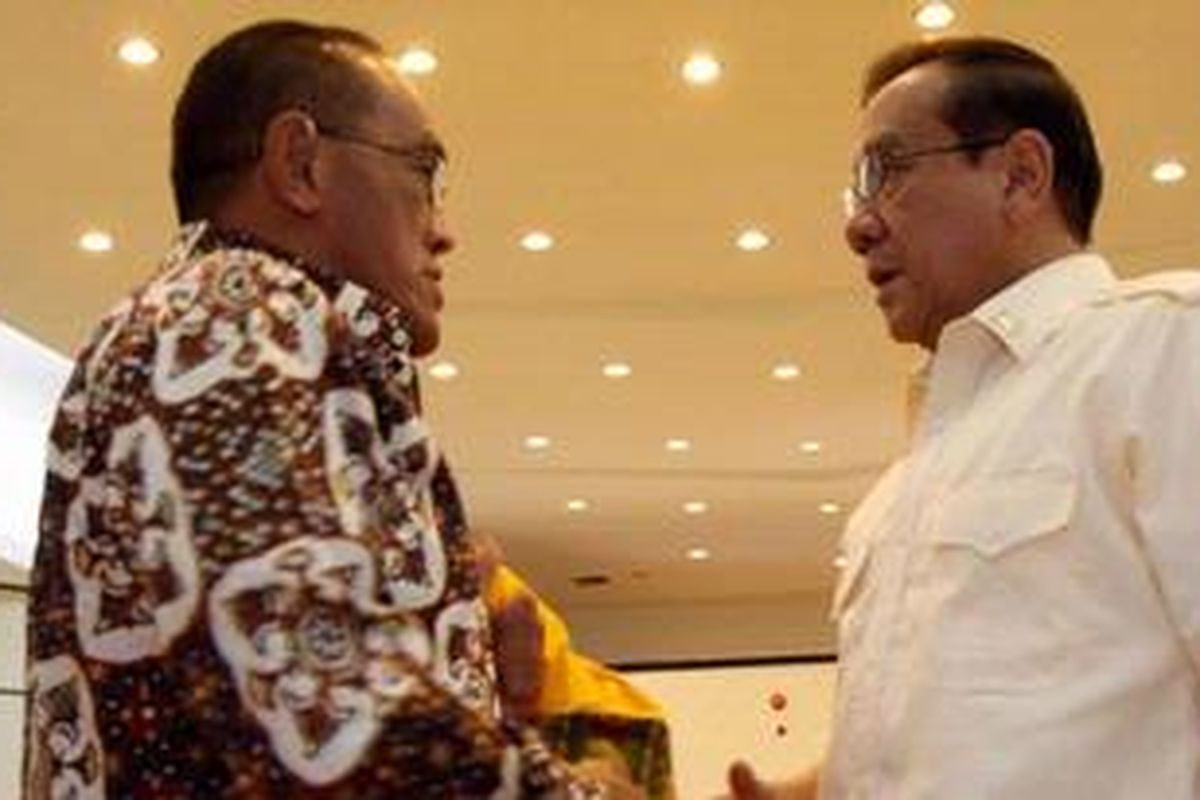 Ketua Umum DPP Partai Golkar Aburizal Bakrie (kiri) saat berbincang dengan Ketua Umum Dewan Pertimbangan Pusat Partai Golkar Akbar Tandjung setelah pembukaan Muktamar Luar Biasa Satuan Karya Ulama Partai Golkar di Kantor DPP Partai Golkar, Slipi, Jakarta, Senin (18/6/2012) lalu. 