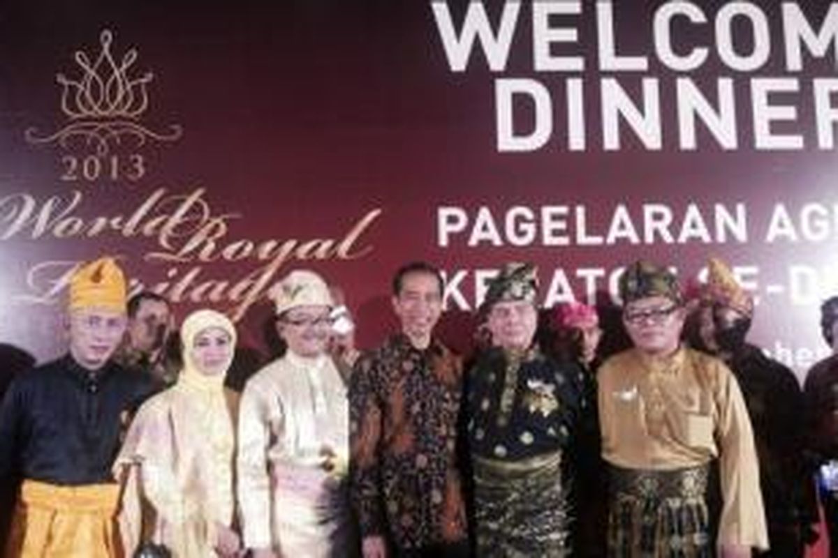 Gubernur DKI Jakarta Joko Widodo (mengenakan batik) menghadiri makan malam pembuka Festival Agung Keraton Nusantara atau World Royal Heritage Festival di Hotel Borobudur, Jakarta, Rabu (4/12/2013) malam. 