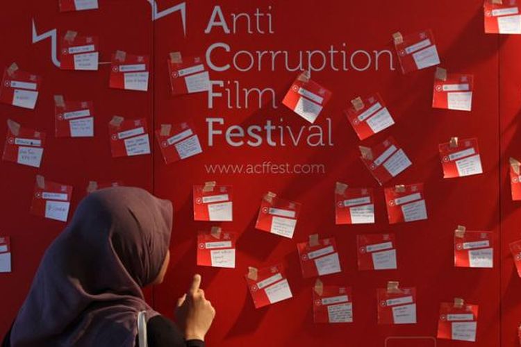 Warga menempelkan surat harapan tentang anti-korupsi dalam peluncuran Anti-Corruption Film Festival (ACFFest) 2015 di Pusat Perfilman Haji Usmar Ismail, Jakarta, Rabu (11/2/2015). ACFFest telah diselenggarakan sejak 2013, dengan menjaring para sineas muda yang memproduksi film bertemakan anti-korupsi.