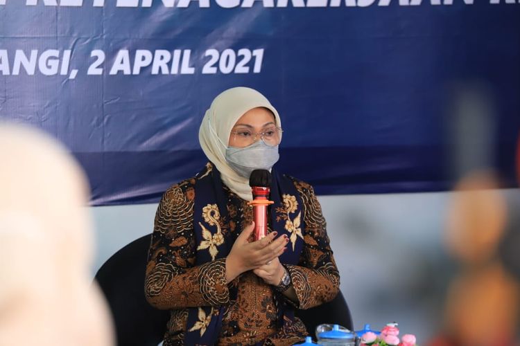 Menteri Ketenagakerjaan (Menaker) Ida Fauziyah saat mengunjungi Balai Latihan Kerja (BLK) Banyuwangi, Jawa Timur, Jumat (2/4/2021). Pada kesempatan tersebut, ia menandatangani Prasasti Kios 3 in 1, Musala Al-Ikhlas, dan Gedung Kejuruan Pariwisata.