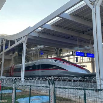 Kereta Cepat Whoosh saat terparkir di Stasiun Tegalluar, Kabupaten Bandung, Jawa Barat