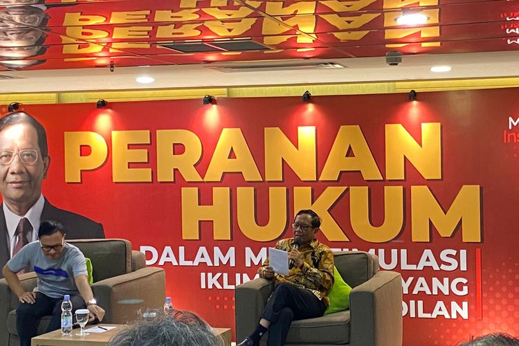 Menteri Koordinator Bidang Politik, Hukum, dan Keamanan (Polhukam) Mahfud MD saat ditemui di Grand Tropic Suites Hotel, Grogol Petamburan, Jakarta Barat, Kamis (23/11/2023).