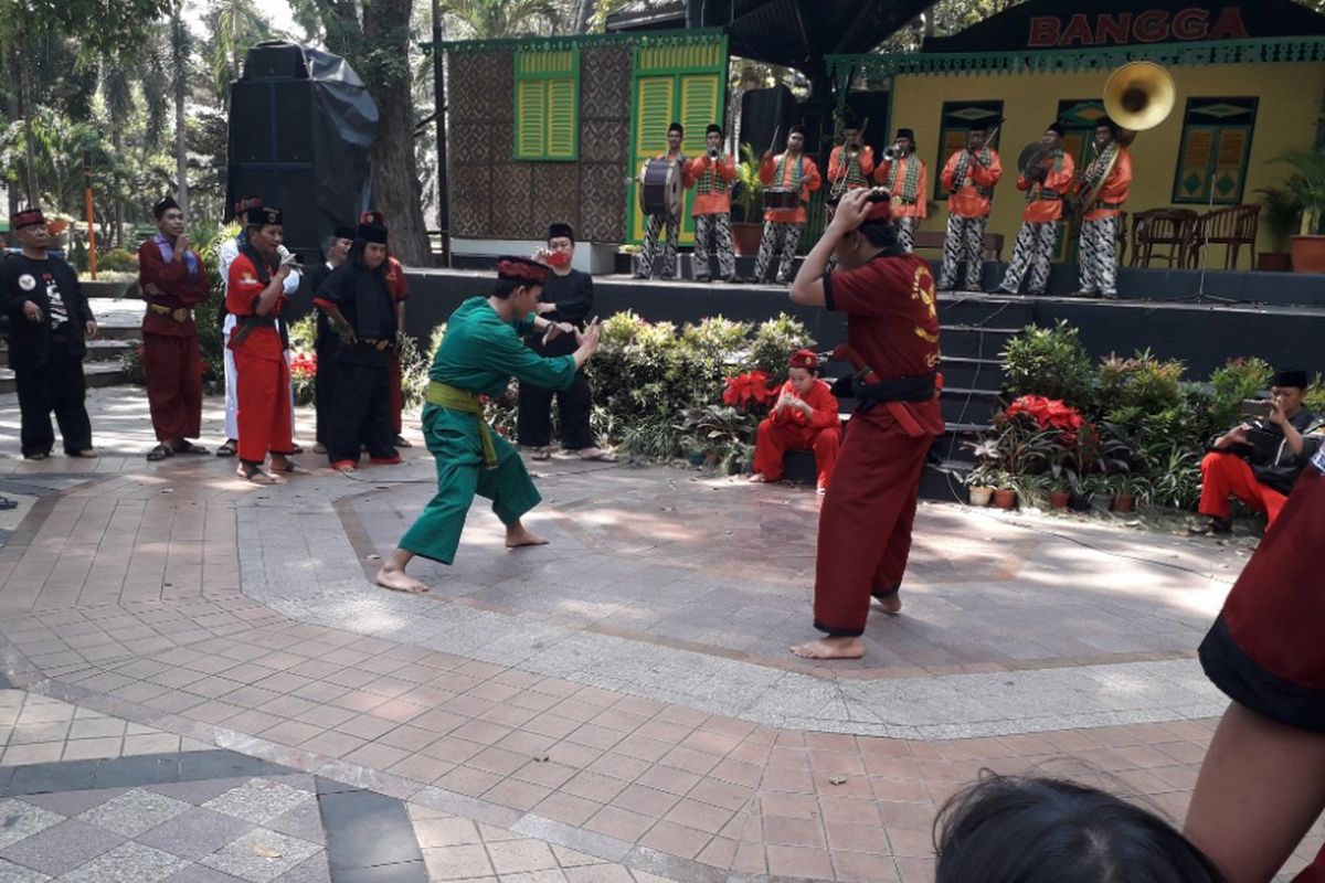 Palang pintu, salah satu kesenian khas Betawi yang dipertontonkan dalam Ancol Kampung Betawi Festival di Pasar Seni, Ancol, Senin (18/6/2018).