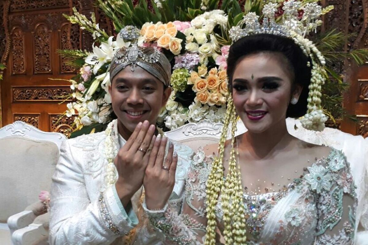 Artis peran Sheza Idris dan Surya Ibrahim usai menggelar akad nikah di Kresek Indah, Duri Kosambi, Jakarta Barat, Sabtu (12/8/2017).  