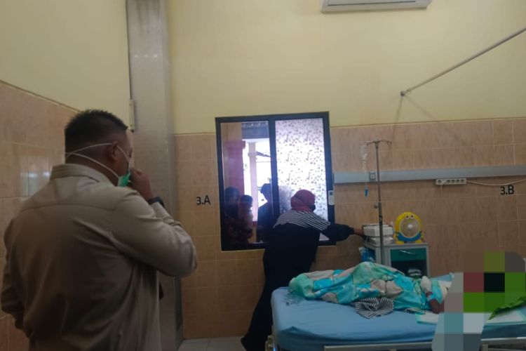 Anak 10 tahun di Situbondo Jawa Timur yang dibakar memakai spiritus saat dirawat di RSUD Abdoer Rahem Situbondo.