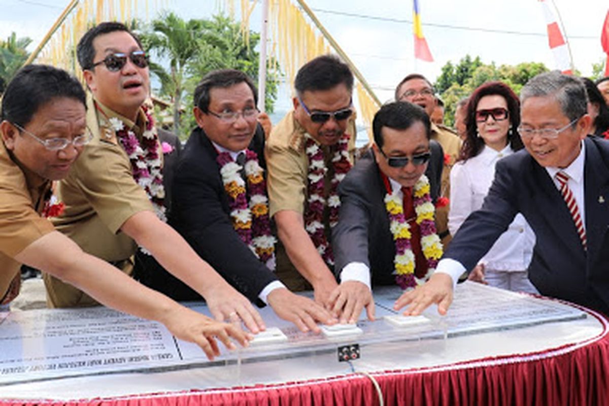 Gubernur Sulawesi Utara Olly Dondokambey, Wakil Gubernur Sulut Steven Kandouw, Sekretaris Daerah Prov. Sulut Edwin Silangen, Wakil Bupati Minahasa Utara Joppy Lengkong, Kepala Dinas Perpustakaan Sulut Yanni Lukas saat meresmikan Gedung Gereja  Masehi Adven Hari Ketujuh Jemaat Victory Kauditan I  Minahasa Utara selasa ( 19/3/2019 ) siang.