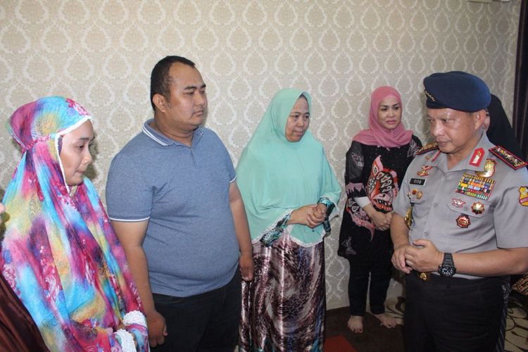 Kapolri Jenderal Tito Karnavian saat menemui istri dan keluarga Iptu Auzar yang tewas ditabrak teroris, Kamis (17/5/2018).