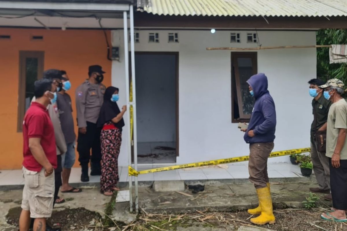 Petugas Kepolisian dan warga sekitar mengevakuasi temuan mayat seorang janda di sebuah kamar kos di Kecamatan Cisayong, Kabupaten Tasikmalaya, Jawa Barat, Rabu (4/1/2023).