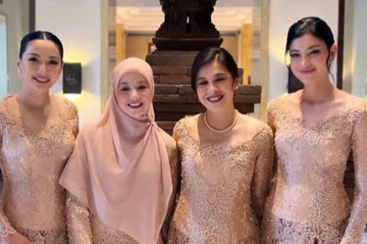 (Kedua dari kiri) Natasha Rizky menghadiri pernikahan Enzy Storia yang dipersunting Maulana Kasetra.