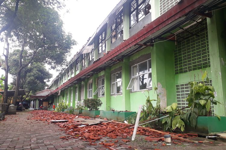 Bangunan 8 ruang kelas SMKN 24 Jakarta, Cipayung, Jakarta Timur, rusak berat, Jumat (21/2/2020).