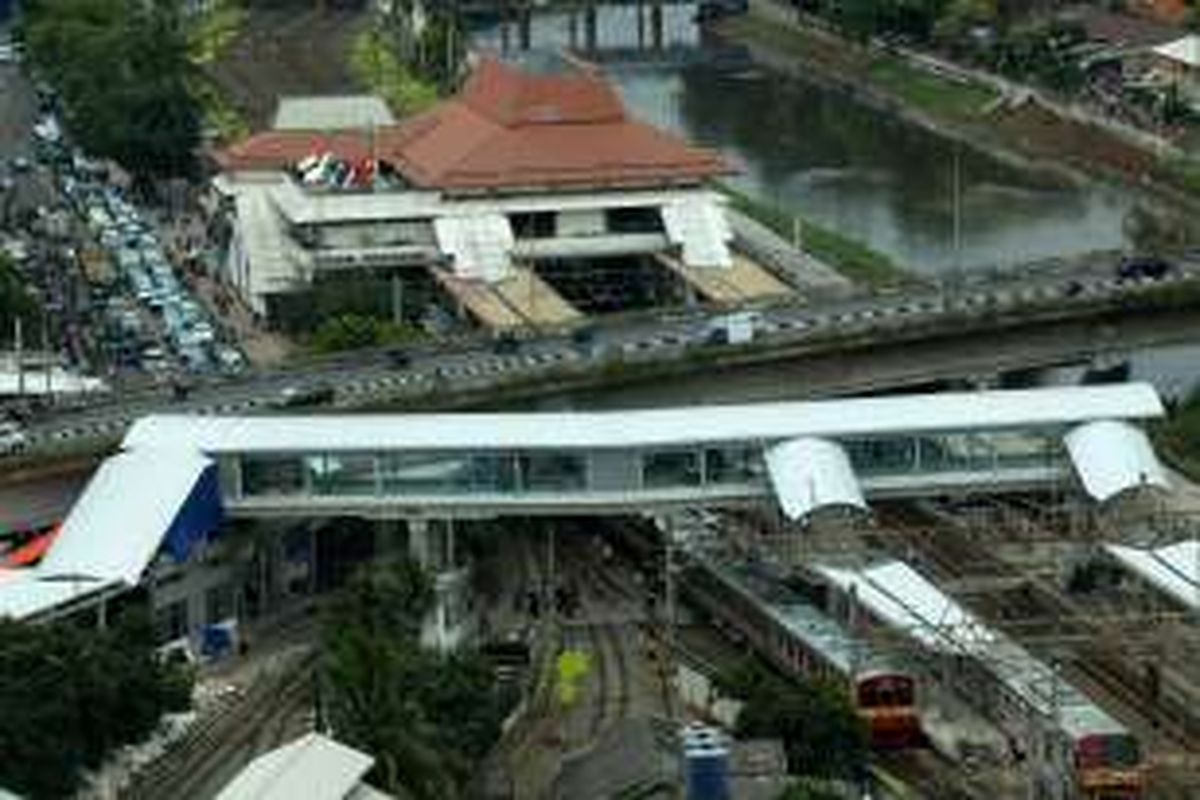 
Suasana jembatan penyeberangan orang (JPO) di Stasiun Tanah Abang, Jakarta Pusat, Senin (9/1/2017). JPO tersebut guna mempermudah akses pejalan kaki dari stasiun dan dibutuhkan untuk mengurai kemacetan yang selalu terjadi di pintu keluar Stasiun Tanah Abang.