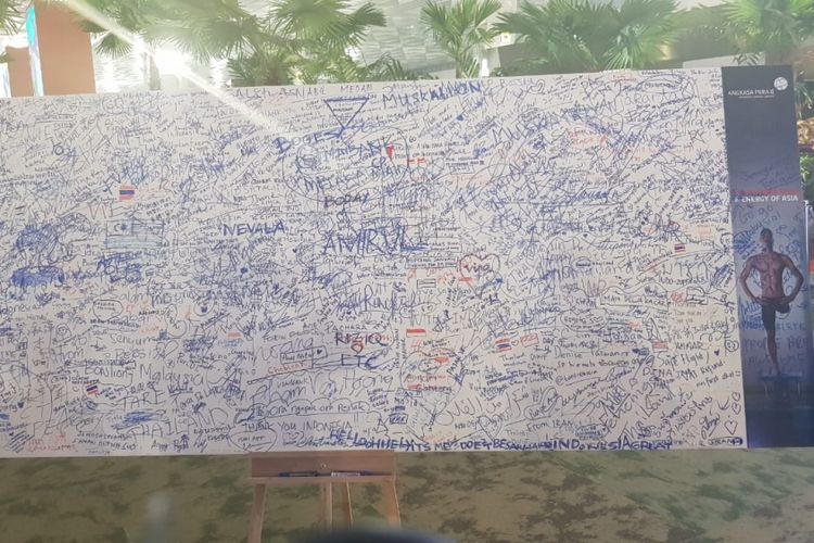 Wall of fame berisi tanda tangan dan tulisan kesan para atlet disabilitas yang berlaga di Asian Para Games 2018. Wall of fame terpasang di Bandara International Soekarno-Hatta.