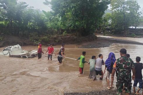 Detik-detik Pikap Petani Bawang Terseret Banjir Bima