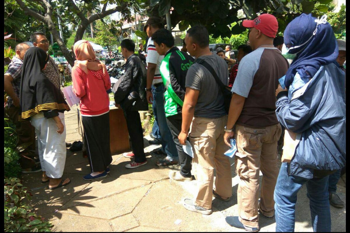 Antrean sidang tilang yang dipadang diatas trotoar Kejaksaan Negeri Jakarta Pusat.