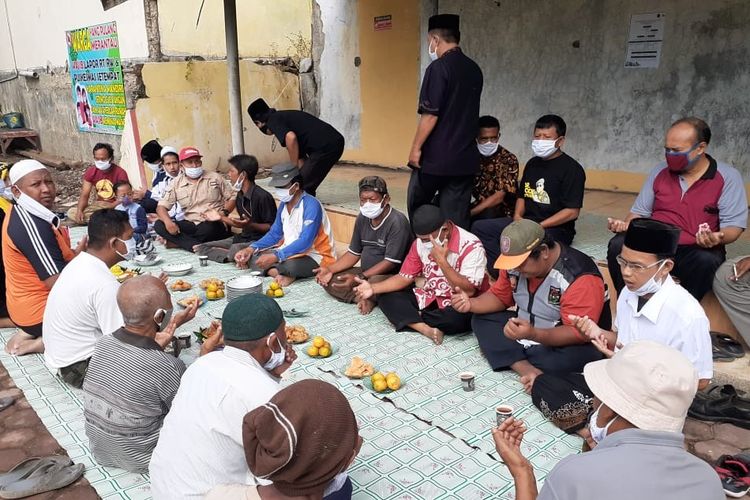 Warga RW 5, Kelurahan/Kecamatan Margadana, Kota Tegal, Jawa Tengah menggelar doa bersama setelah salah satu warganya sembuh dari Covid-19 dan diperbolehkan pulang, Jumat (3/7/2020)
