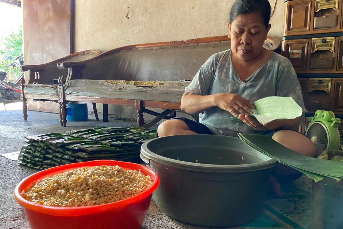 NAIK-Produsen tempe di Desa Mojorayung, Kecamatan Wungu, Kabupaten Madiun, Jawa Timur mengeluhkan naiknya harga kedelai selaku bahan baku.