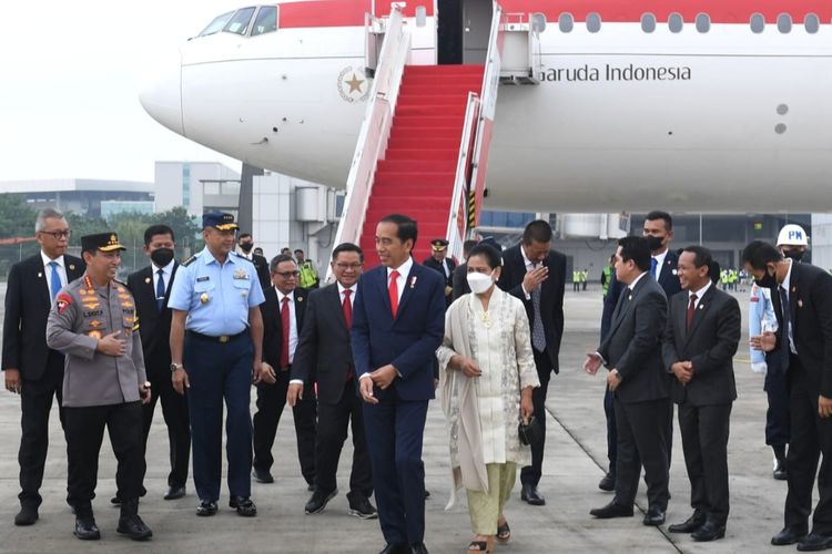 Presiden Joko Widodo, Ibu Iriana Joko Widodo dan para menteri Kabinet Indonesia Maju saat mendarat di Bandara Soekarno-Hatta, pada Selasa (18/4/2023)