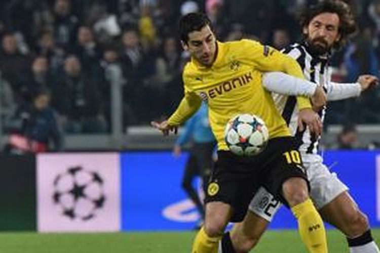 Andrea Pirlo saat bertanding melawan Borussia Dortmund di Liga Champions. 