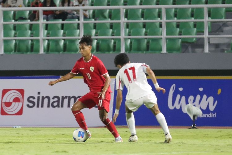 Aksi Riski Afrisal pada laga Timnas U20 Indonesia vs Yordania yang merupakan bagian dari Challenge Series 2025 yang bergulir di Stadion Gelora Delta Sidoarjo pada Jumat (24/1/2025).