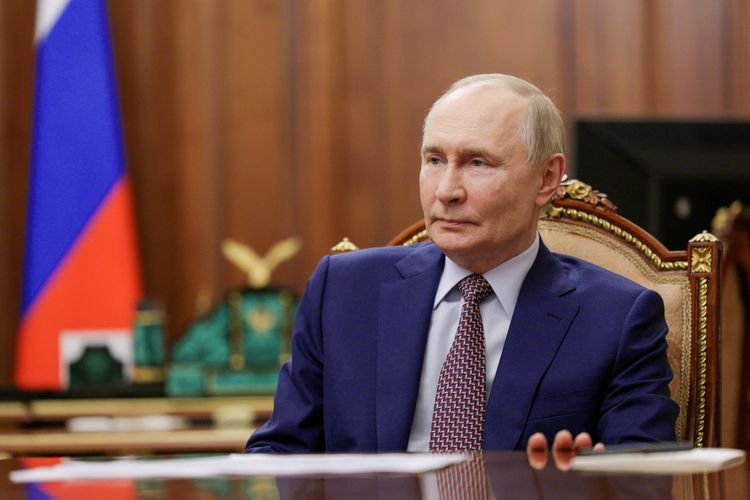 Presiden Rusia Vladimir Putin menghadiri pertemuan dengan Kepala Eksekutif perusahaan Nornickel Vladimir Potanin di Moskwa, Rusia, 14 Oktober 2025.