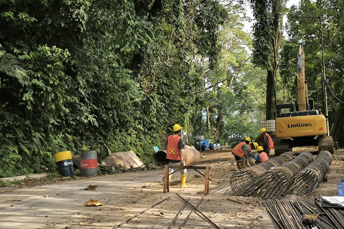 Proses pengerjaan proyek perbaikan Jalur Gumitir Jember-Banyuwangi, Senin (28/7/2025) sore.