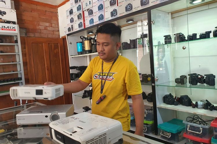 Pemilik persewaan proyektor menyiapkan peralatan di kiosnya, Bandung, Playen, Gunungkidul, DI Yogyakarta. Senin (29/4/2024)