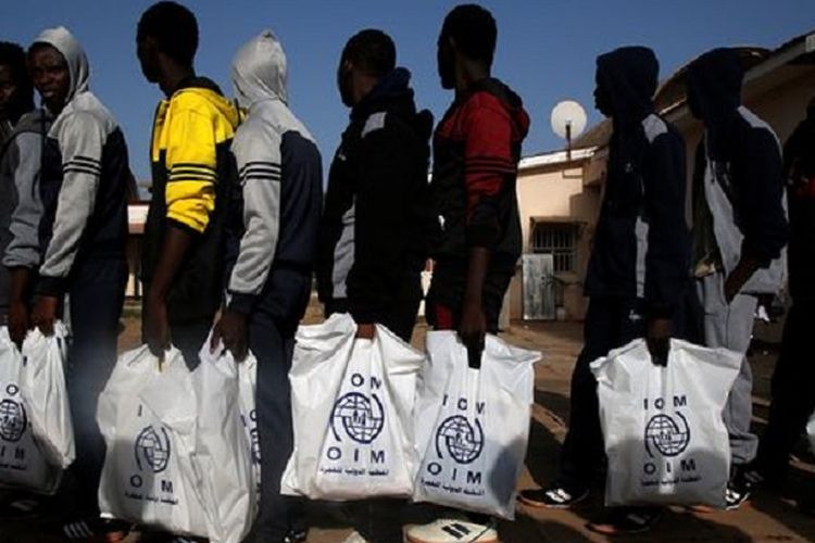 Migran Gambi pulang ke rumah mereka dari Libya dengan membawa kantong dari Organisasi Internasional untuk Migrasi (IOM). 