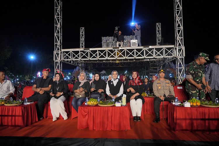 Bupati Klaten Sri Mulyani dan jajaran tamu undangan yang ikut memeriahkan hari jadi Klaten ke-219. 