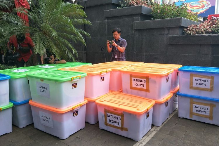 Kotak-kotak berisi alat bukti yang diajukan tim hukum Prabowo-Sandiaga dalam sengketa pilpres 2019 di Gedung MK, Senin (17/6/2019). 