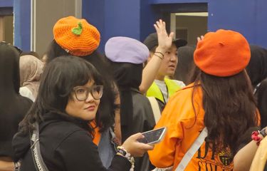 Seorang penonton konser Agust D Tour in Jakarta mengenakan baret berwarna oranye dengan hiasan berbentuk daun. Sekilas baret itu menyerupai jeruk, buah favorit Suga BTS. Konser Agust D Tour in Jakarta digelar di ICE BSD, Tangerang, Banten, Sabtu (27/5/2023).