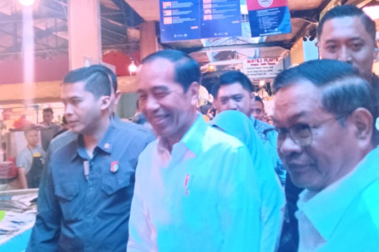 Presiden Joko Widodo saat mengunjungi Pasar Cihapit yang berada di Kecamatan Bandung Wetan, Kota Bandung, pada Rabu (12/7/2023).