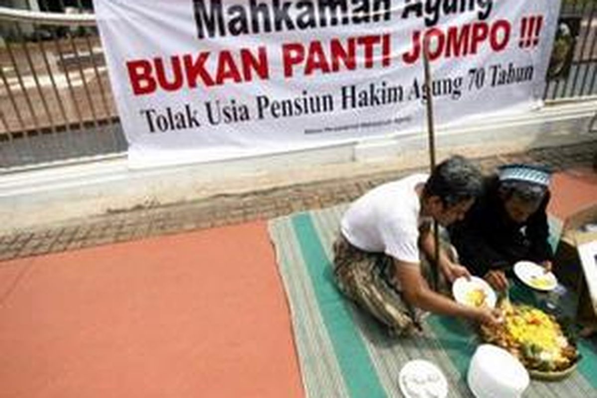 Aksi Tumpengan di Mahkamah Agung - Aliansi Penyelamat Mahkamah Agung menggelar aksi teatrikal hakim agung lanjut usia di depan Gedung Mahkamah Agung, Jakarta, Jumat (17/10). Aksi yang diwarnai dengan potong tumpeng itu merupakan ungkapan rasa syukur terhadap pensiunnya delapan hakim agung di usia 67 tahun. 