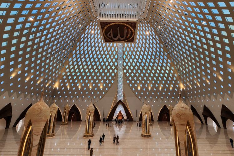 Bagian dalam Masjid Al Jabbar