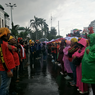 Hujan dan Angin Kencang Tak Hentikan Aksi Demonstrasi Tolak Perppu Cipta Kerja di DPR/MPR