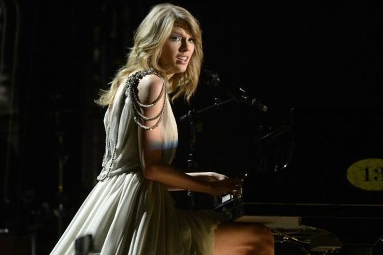 Penyanyi, pencipta lagu, dan pemain musik Taylor Swift tampil di panggung pergelaran Grammy Awards 2014 di Staples Center, Los Angeles, California, AS, 26 Januari 2014 waktu setempat.