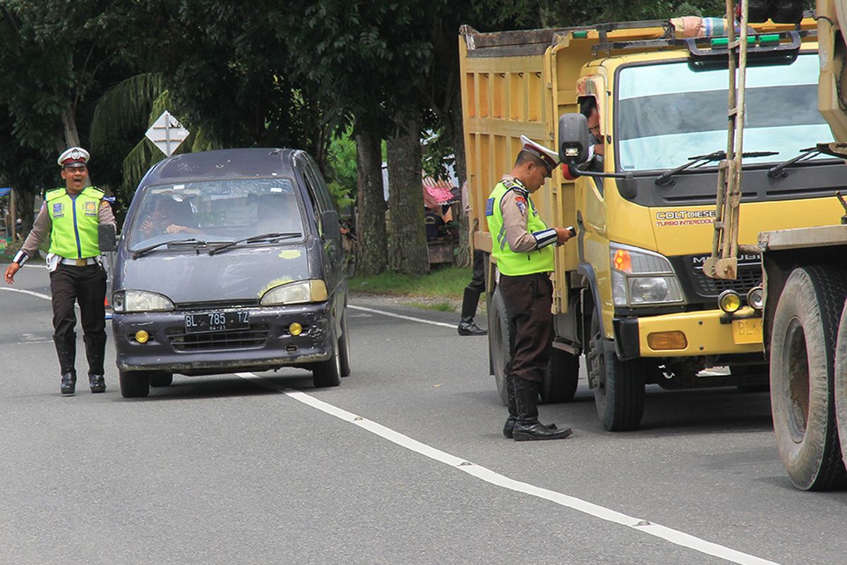 Petugas polantas Polres Aceh Barat memeriksa kelengkapan surat kendaran bermotor saat Operasi Zebra Rencong 2019 di Desa Peunaga, Kecamatan Meureuboe, Aceh Barat, Aceh, Rabu (23/10/2019). Operasi yang berlangsung selama dua pekan tersebut untuk meningkatkan kesadaran dan ketertiban masyarakat dalam berlalu lintas.