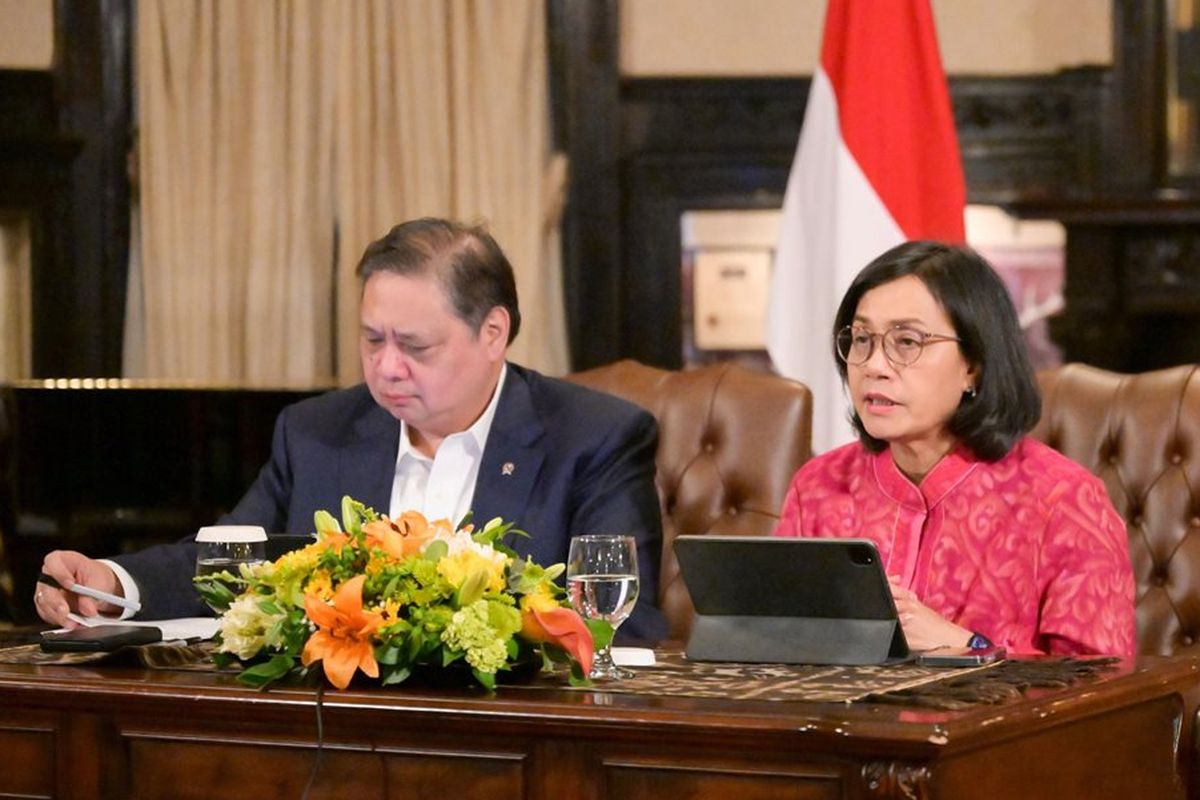 Menkeu Sri Mulyani dan Menko Perekonomian Airlangga Hartarto dalam konferensi pers secara daring dari Washington DC, AS, Jumat (25/4/2025).