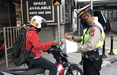 Polisi lalu lintas menilang sejumlah pengendara motor yang melawan arah di Jalan Panglima Polim tepatnya di Stasiun MRT Blok A, Pulo, Kebayoran Baru, Jakarta Selatan pada Kamis (30/9/2021) sore.