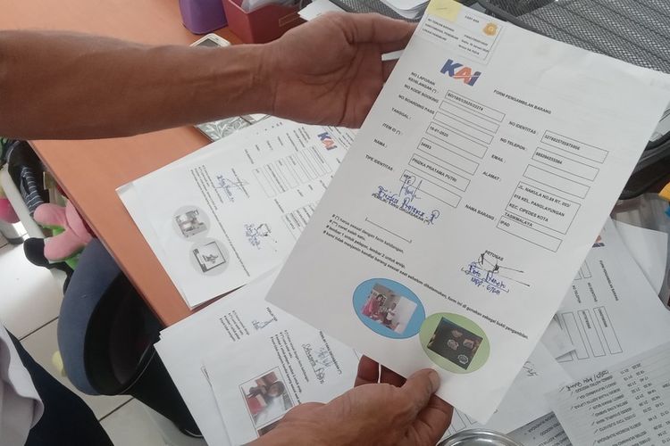 Penyelia Polsuska Daop 2 Bandung Parto Pranoto tengah memperlihatkan barang penumpang yang tertinggal di kereta, saat ini tersimpan di layana lost and found KAI Daop 2 Bandung, Rabu (23/1/2025)