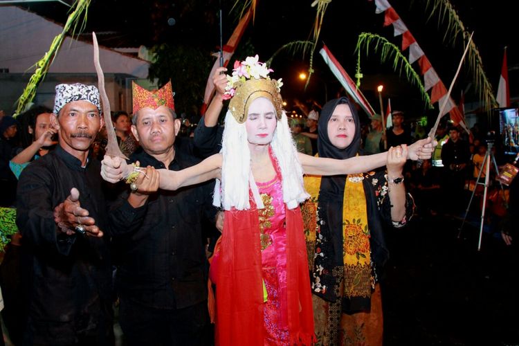 Pementasan tari seblang di Desa Bakungan, Glagah, Banyuwangi. Penari seblang di Bakungan harus perempuan yang sudah manupouse. 