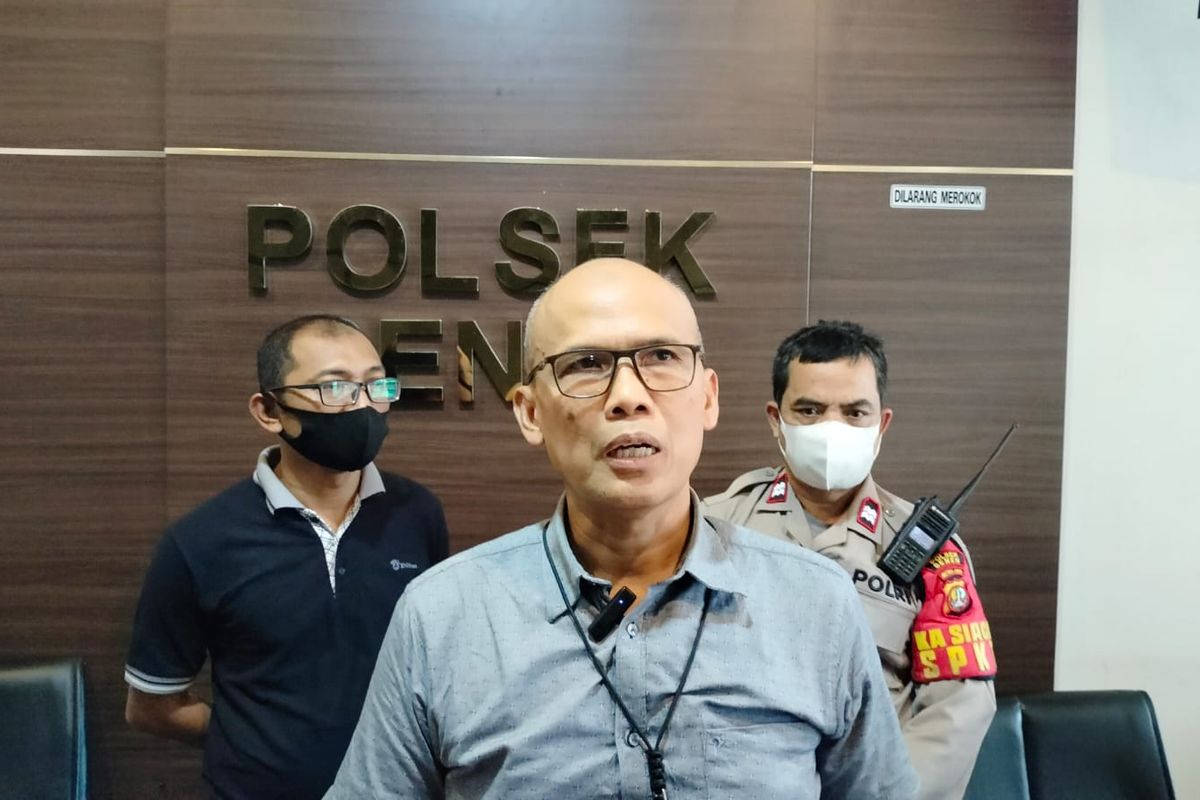 Kanitreskrim Polsek Senen Iptu Asep Dadang (tengah) saat ditemui di Polsek Senen, Jakarta Pusat, Selasa (22/8/2023). (KOMPAS.com/XENA OLIVIA)
