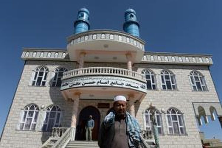 Seorang pria berdiri di depan sebuah masjid tempat dua anggota militan Pakistan ditembak mati aparat intelijen Afghanistan setelah menyerang warga yang tengah beribadah di dalam masjid itu.