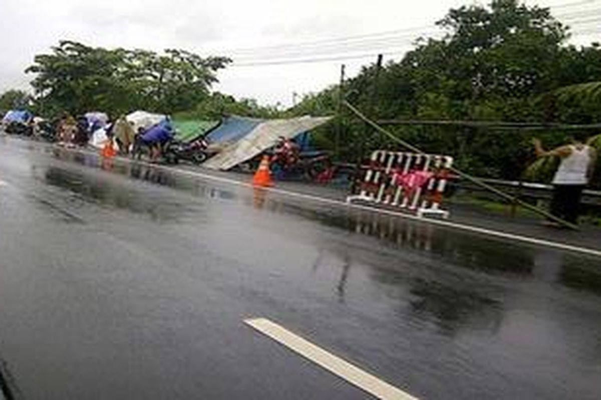 Para korban banjir di Kabupaten Lebak, Banten, mulai mengungsi ke bahu jalan tol arah Merak, tepatnya di sekitar Km 57, Rabu (9/1/2013). 